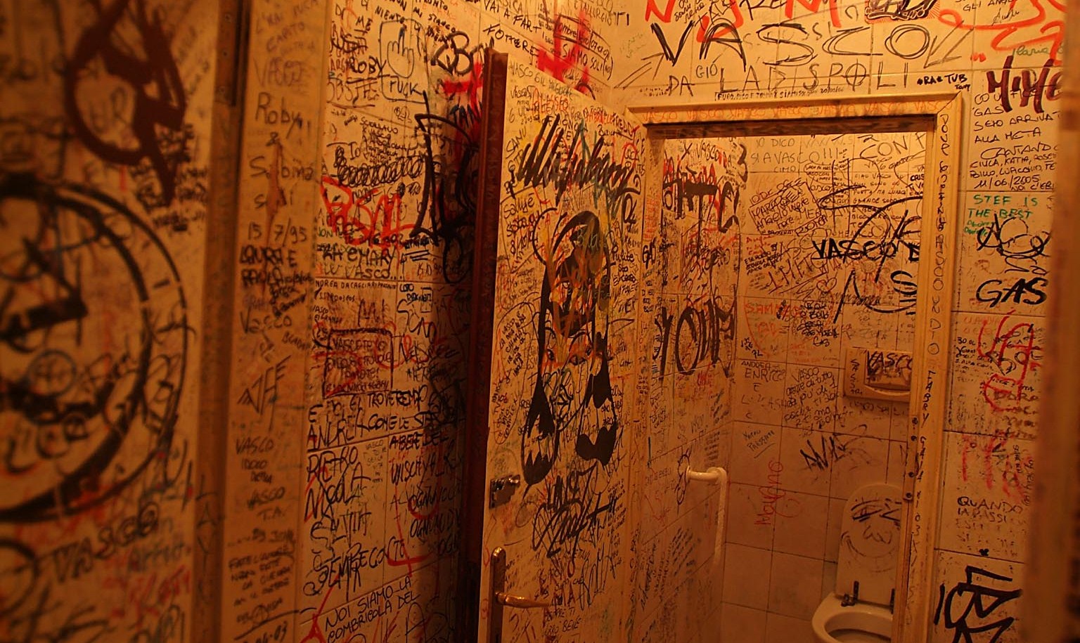 bologna-toilet-graffiti-4